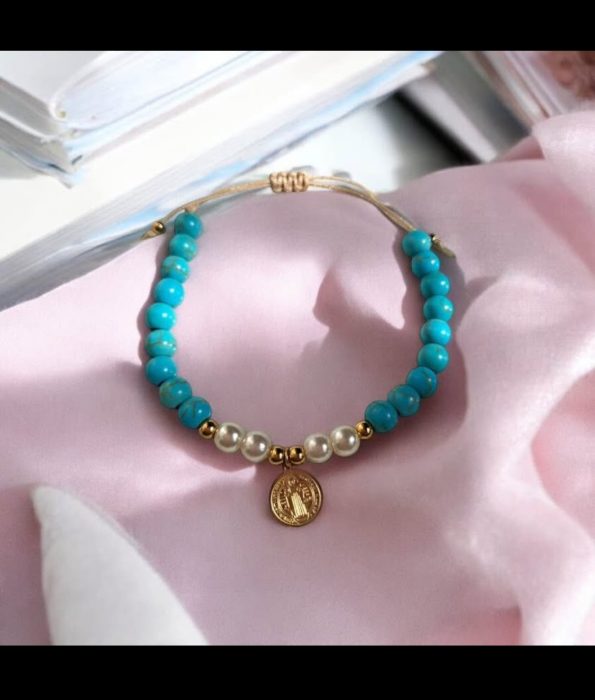 Pulsera turquesa y perlas con San Benito Joyas San Benito Zen Bazar Perú